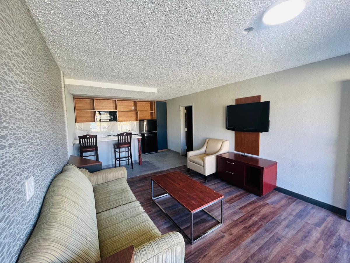 North Villa Extended Stay Westfield المظهر الخارجي الصورة